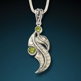 Silver and peridot leaf pendant - <b>Peridot Leaf</b>